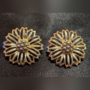 Sarah Coventry Large Vintage Gold Tone Sunflower Clip On Earrings 1 1/4"